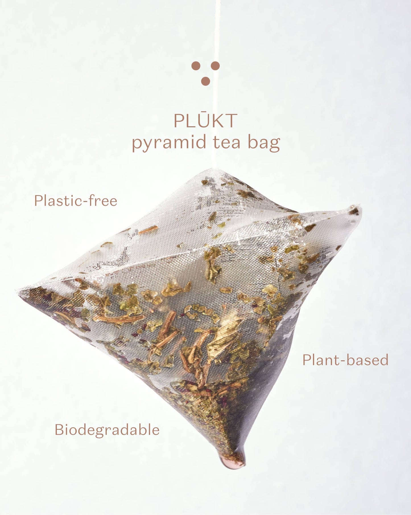 PLÜkt pyramid tea bag on a light gray background