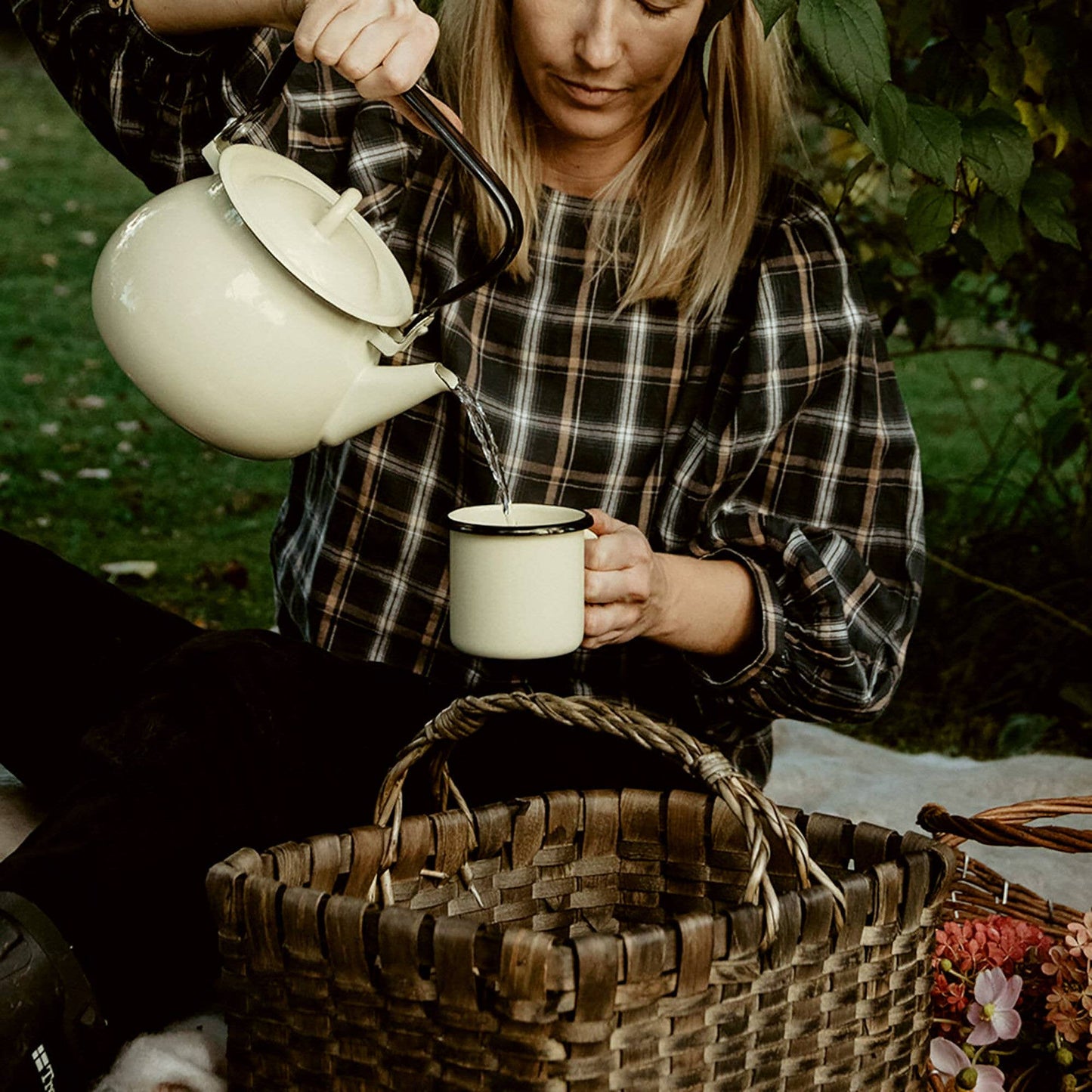 Vintage Enamel Kettle | Ivory