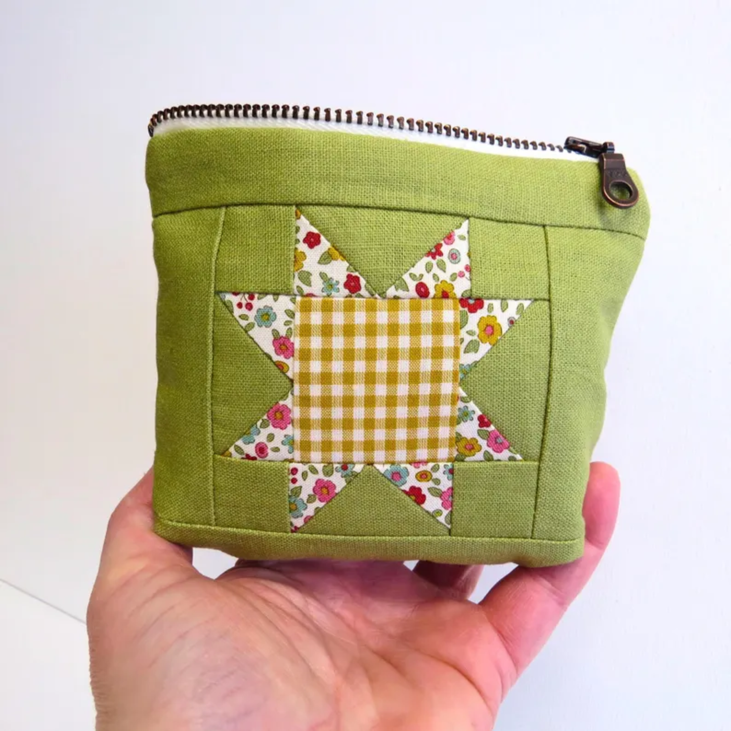 Green Sawtooth Quilted Linen Pouch – Flower Star Zipper Bag